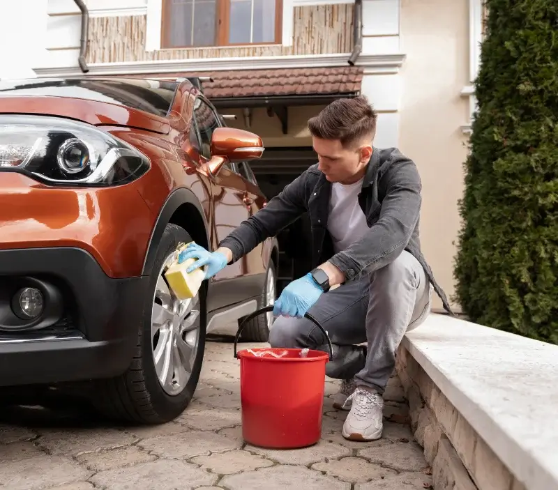 Lavage auto à domicile Saint-Nazaire-le-Désert : professionnel intervenant sur un véhicule